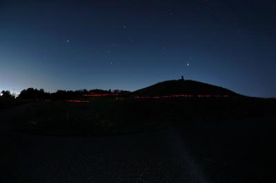 古墳のイルミネーションと星空