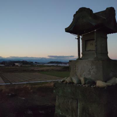 琵琶塚古墳の上から雲の中にうっすらと見える日光連山
