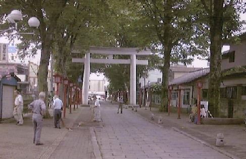 道路の里親第1号のコミュニティ道路（須賀神社参道）です。