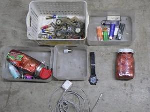 びん・缶へ混入していた電池や小型家電、中身の入ったままのびん1