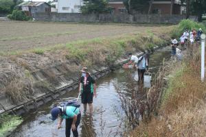 川の生き物観察会02