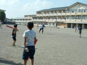 間小っ子 校庭での野球の様子