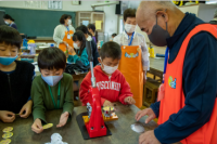 はねまる 缶バッチ制作の様子