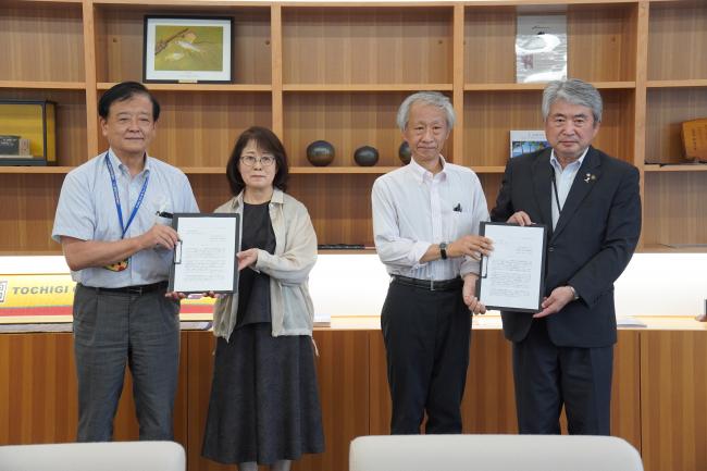 小山市立生涯学習センターの連携等に関する運営懇話会提言書授与2