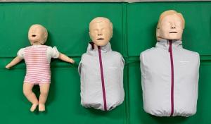 訓練用人形（左から乳児・小児・成人）