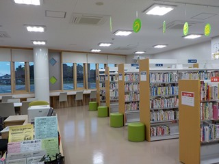 中央図書館桑分館の館内