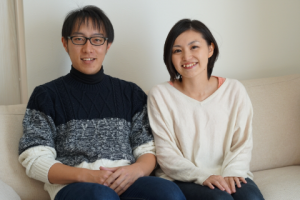大橋さんご夫婦座ってインタビュー