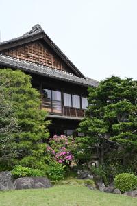 小川家住宅主屋と花