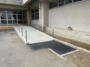 西昇降口スロープ